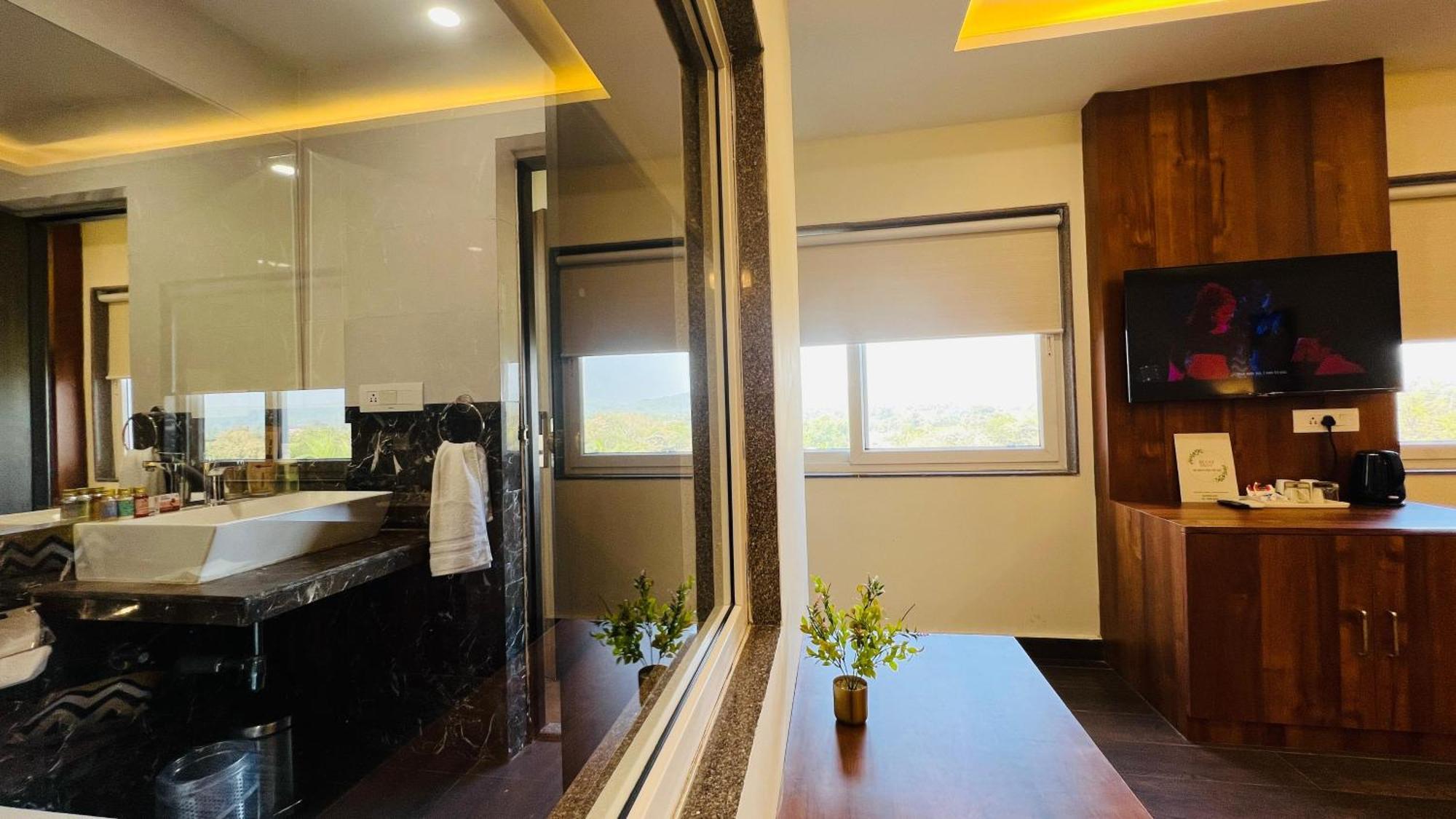 Bluo Amani Vagator - Boutique Hotel Goa Анжуна Экстерьер фото